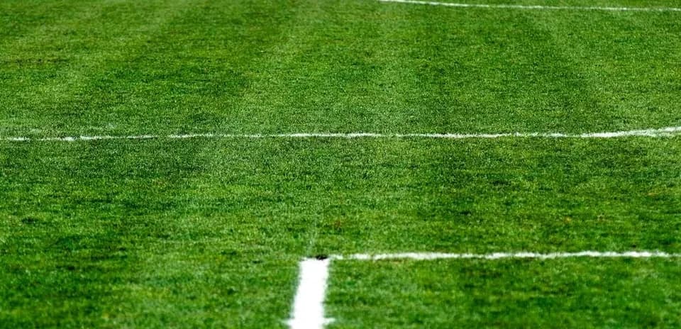 Təmiz futbol meydançasının yaşıllığı və xətləri