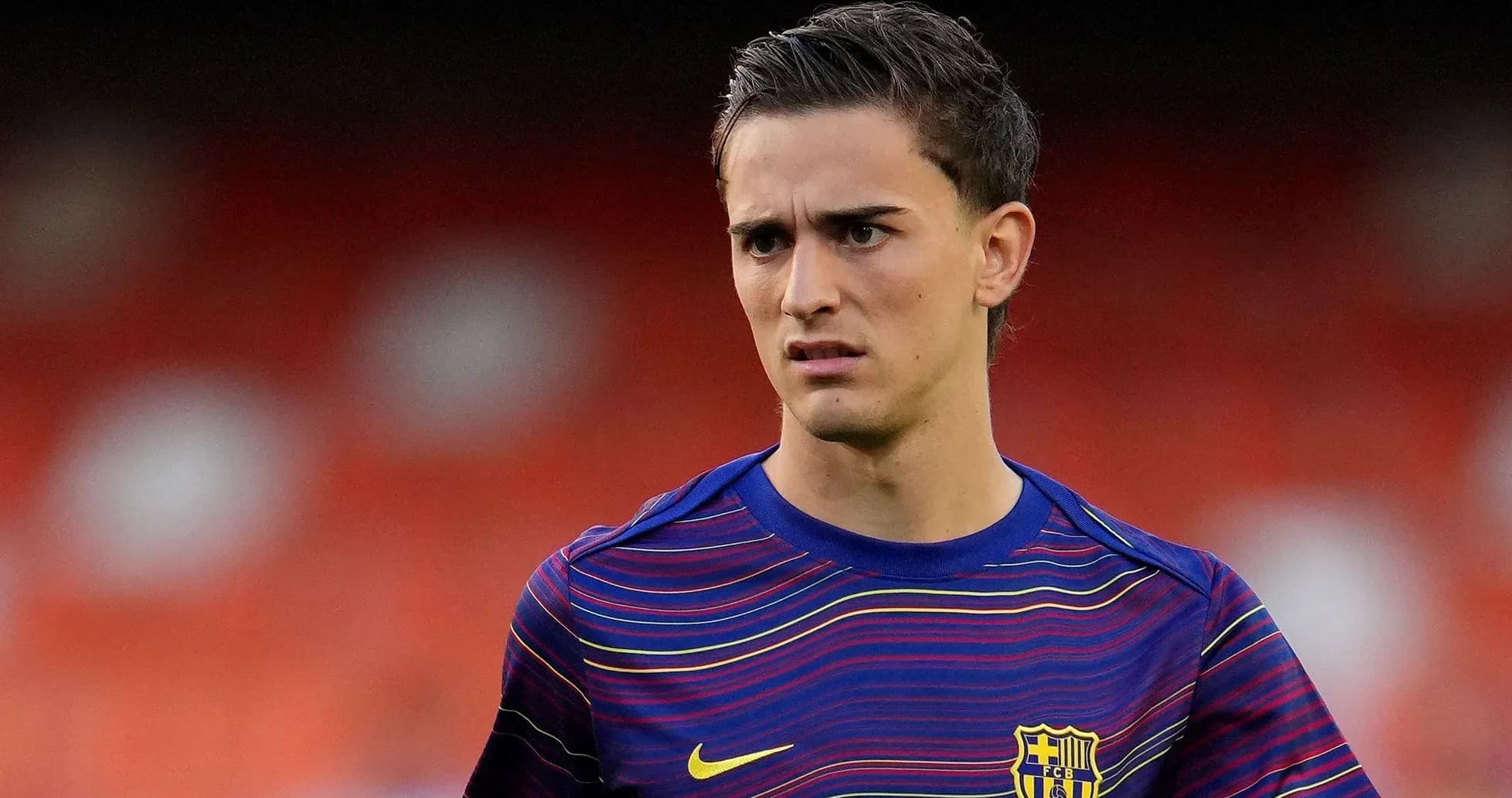 Futbolçu Barcelona formasında stadionda durur