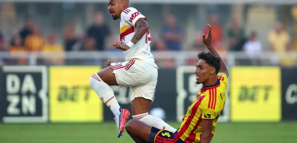 Lecce və AS Roma oyununda mübarizə