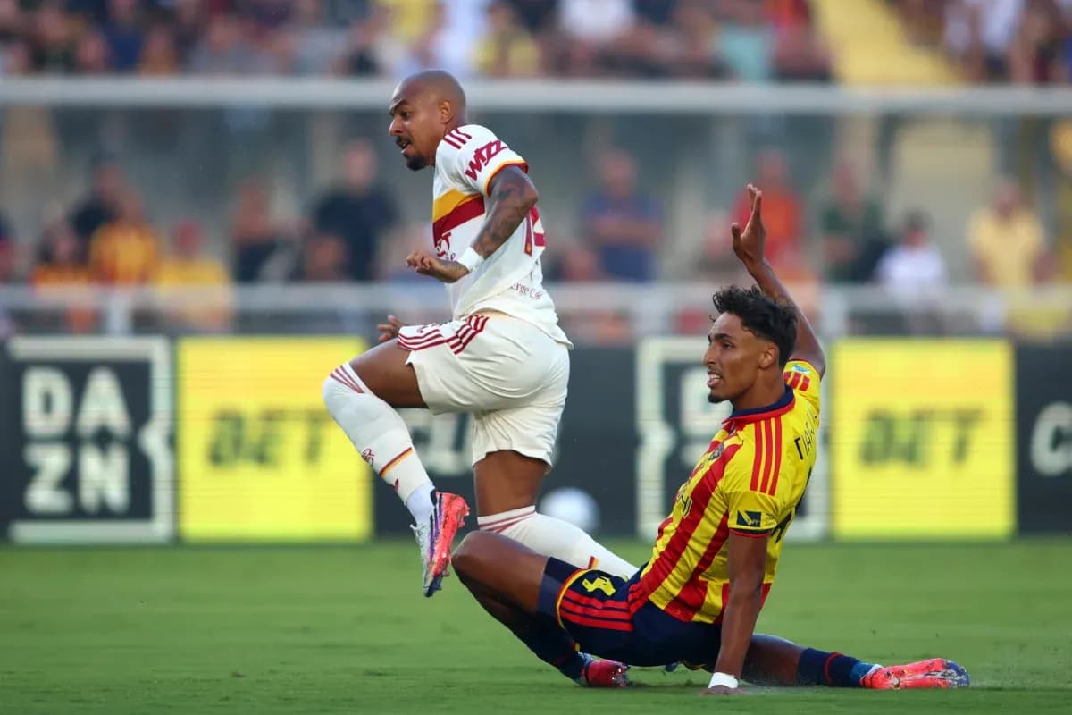Lecce və AS Roma oyununda mübarizə