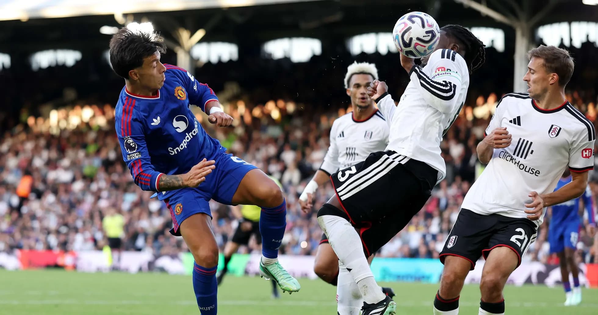 Fulham və Manchester United oyunçuları mübarizə aparır