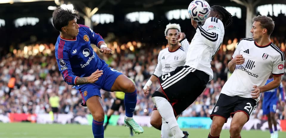 Fulham və Manchester United oyunçuları mübarizə aparır