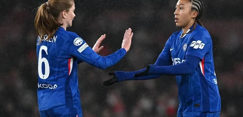 İki Chelsea futbolçusu mübadilə zamanı bir-birinə əl verir