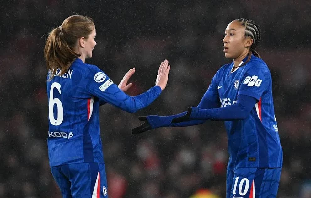 İki Chelsea futbolçusu mübadilə zamanı bir-birinə əl verir