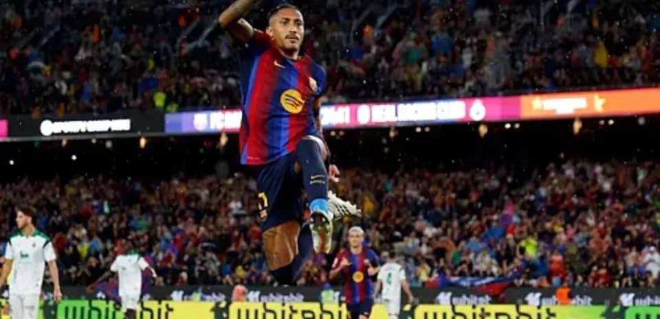 Futbolçu sevincini qeyd edərək havada sıçrayır