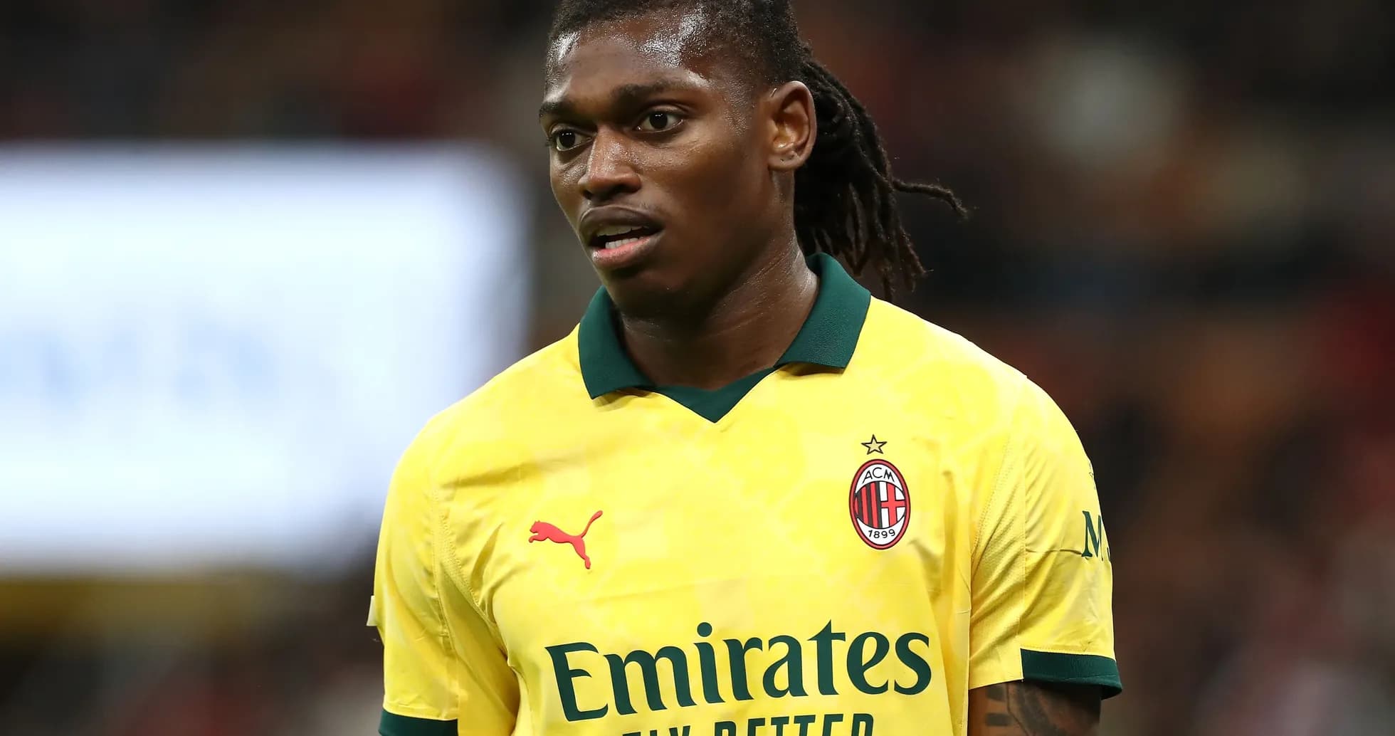Futbolçu AC Milan formasında sahədə durur