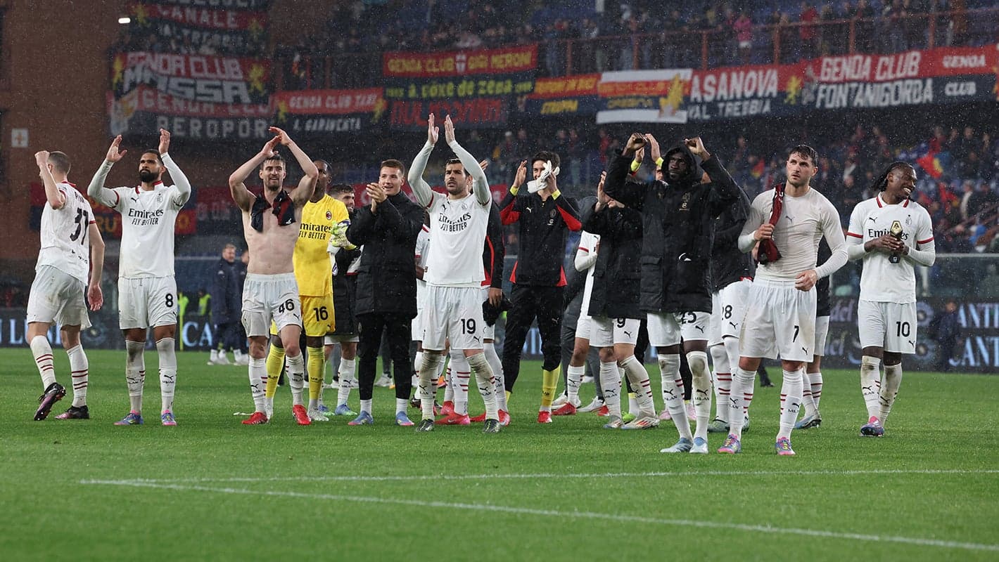 AC Milan futbolçuları azarkeşləri alqışlayır