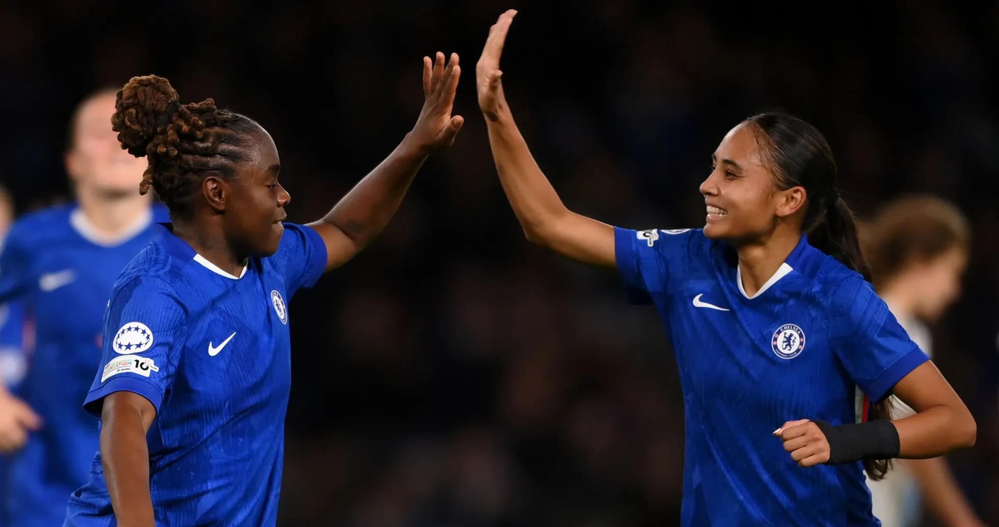 Chelsea W futbolçuları sevinir