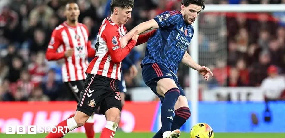 Sunderland və Arsenal futbolçuları mübarizə aparır