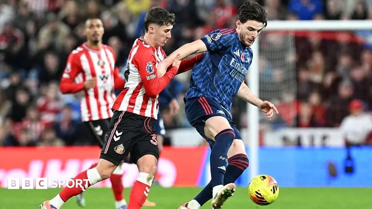 Sunderland və Arsenal futbolçuları mübarizə aparır