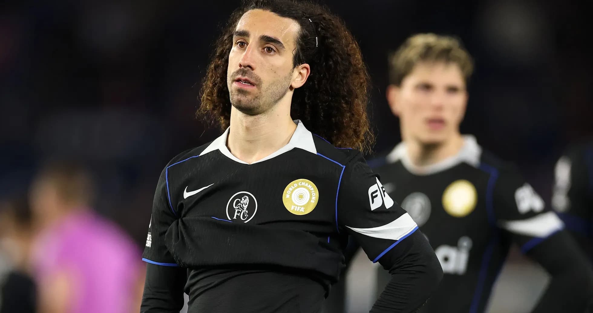 Futbolçu matçdan sonra düşüncəli görünür