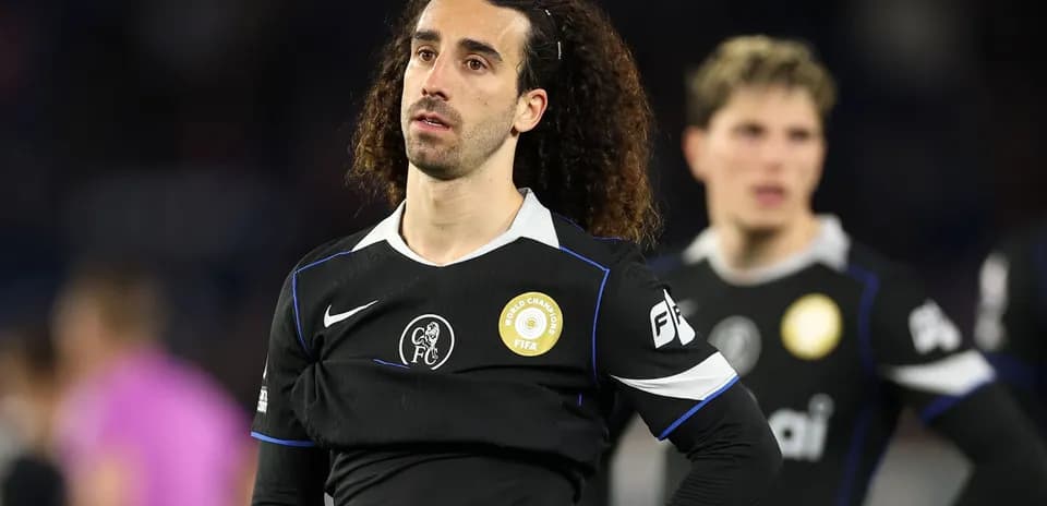 Futbolçu matçdan sonra düşüncəli görünür