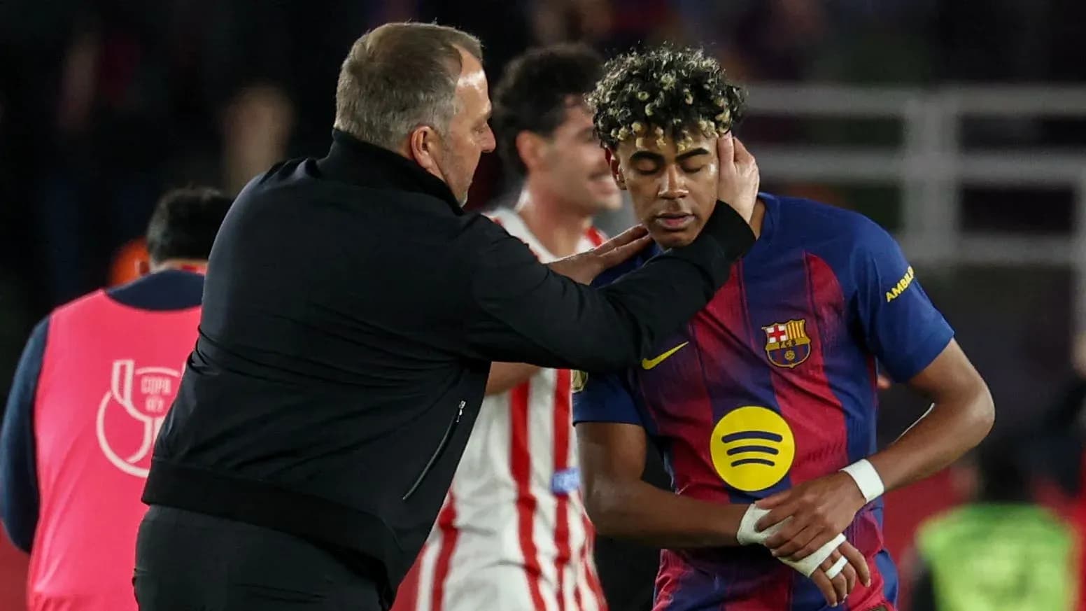 Barcelona coach advising player during match