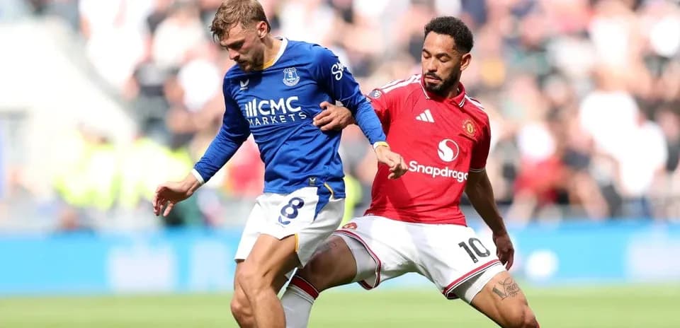 Everton and Manchester United players contesting the ball