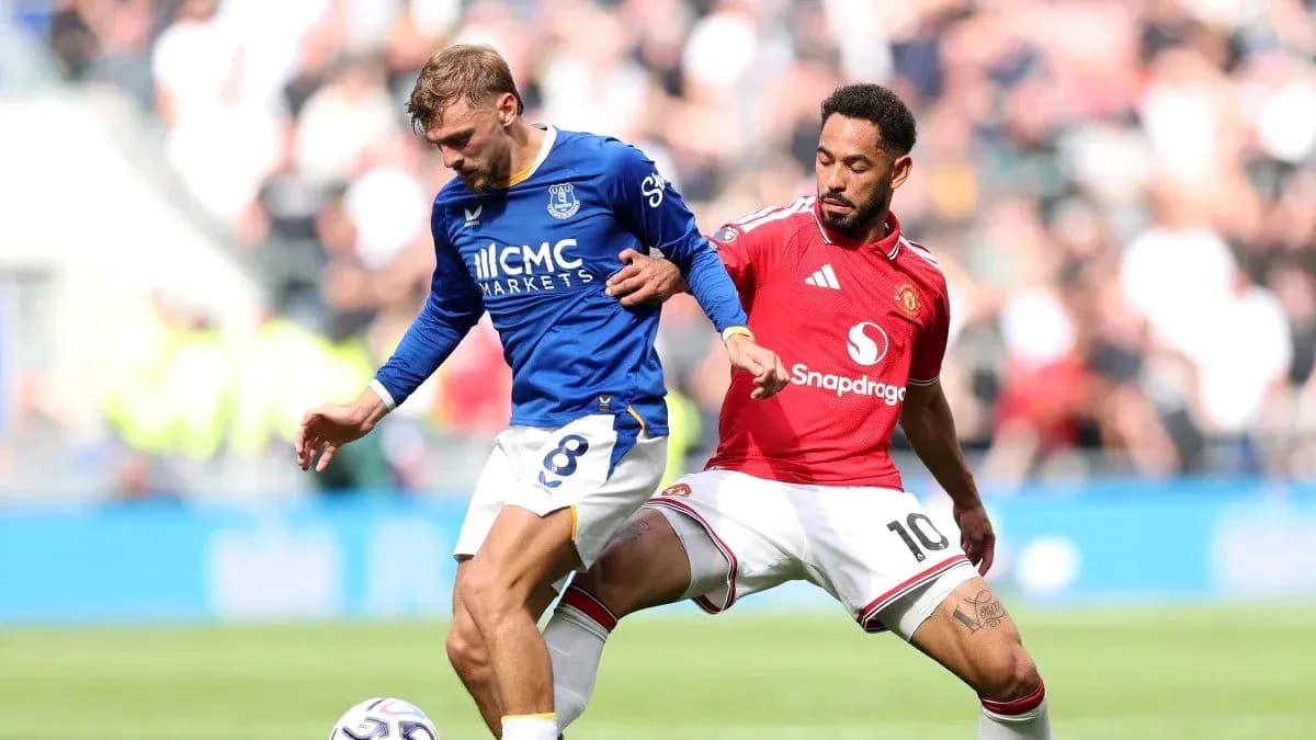 Everton and Manchester United players contesting the ball