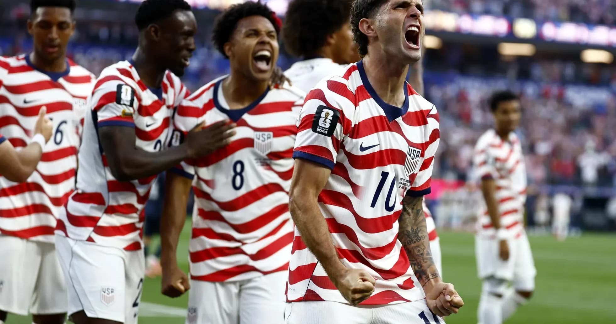 USA futbolçuları sevinir
