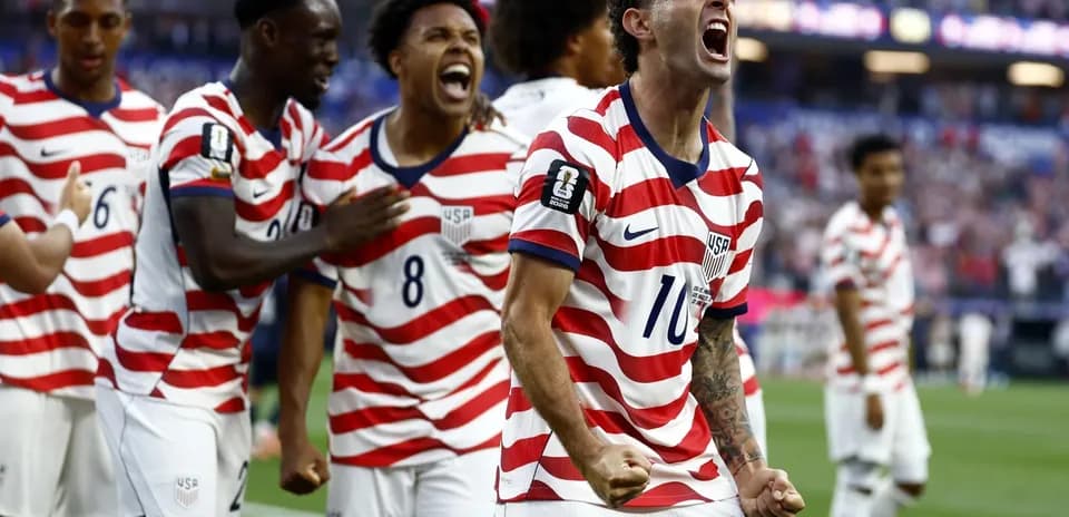 USA futbolçuları sevinir