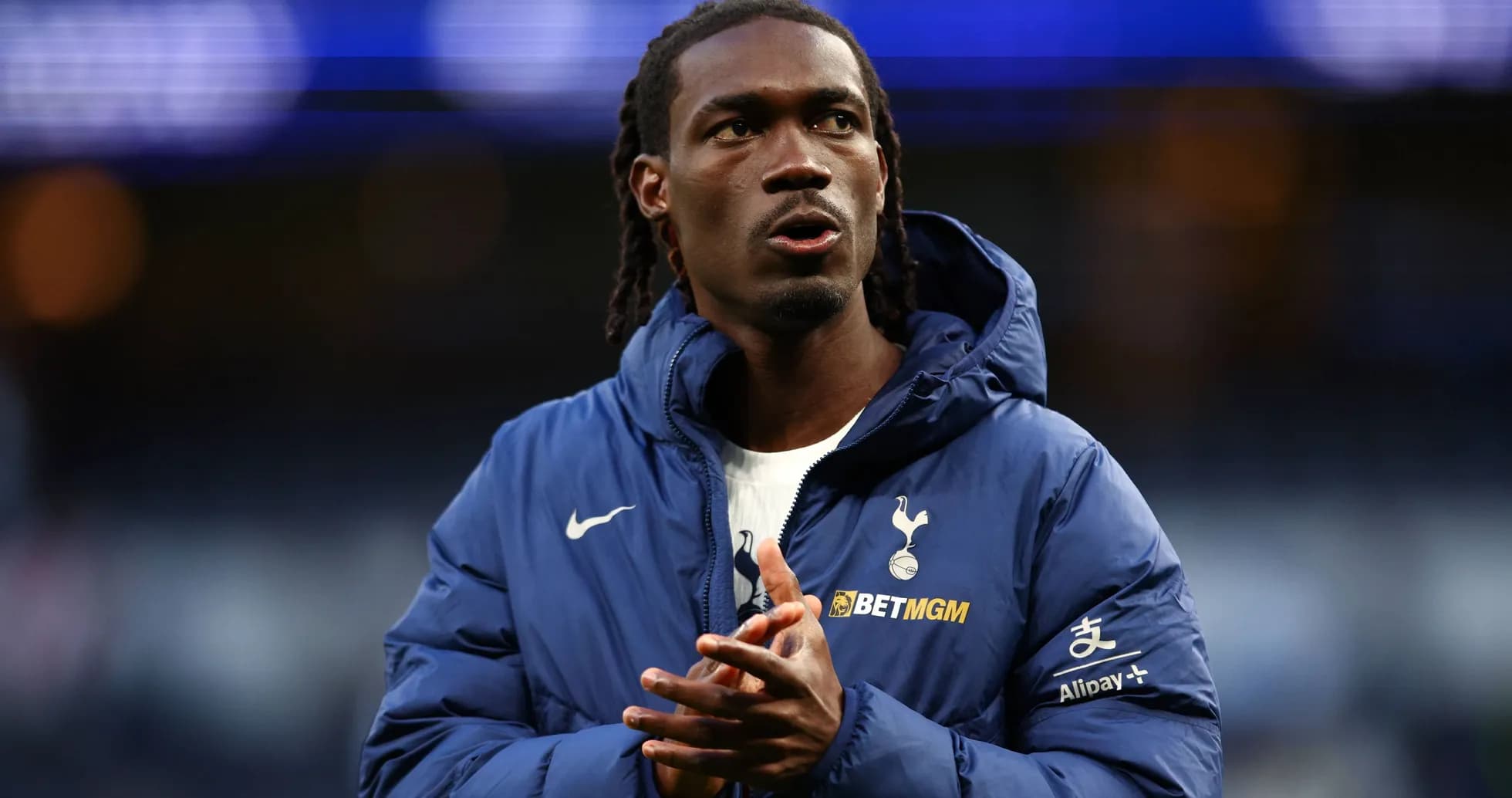 Futbolçu Tottenham geyimində meydançada durur