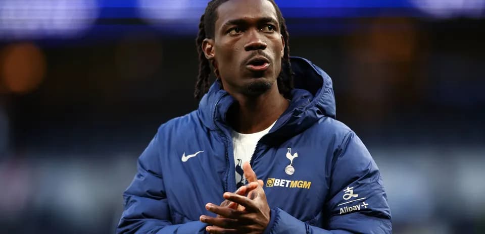 Futbolçu Tottenham geyimində meydançada durur
