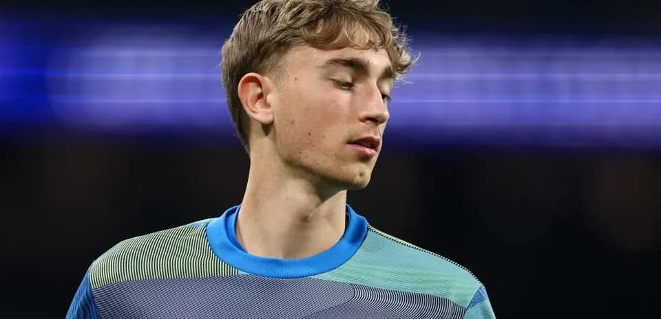 Futbolçu Real Madrid forması ilə mavi köynəkdə