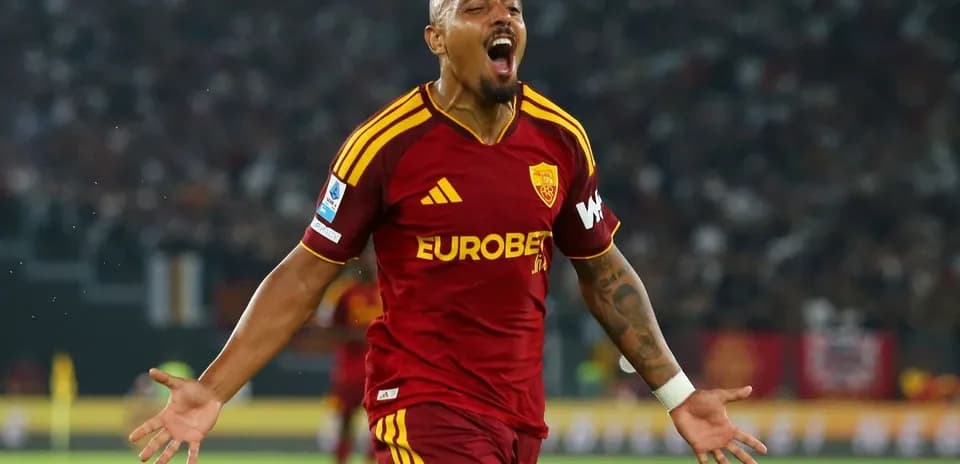AS Roma futbolçusu sevinclə qollarını qaldırır