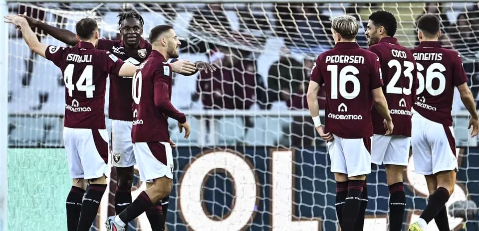 Torino futbolçuları qol sevinci yaşayır