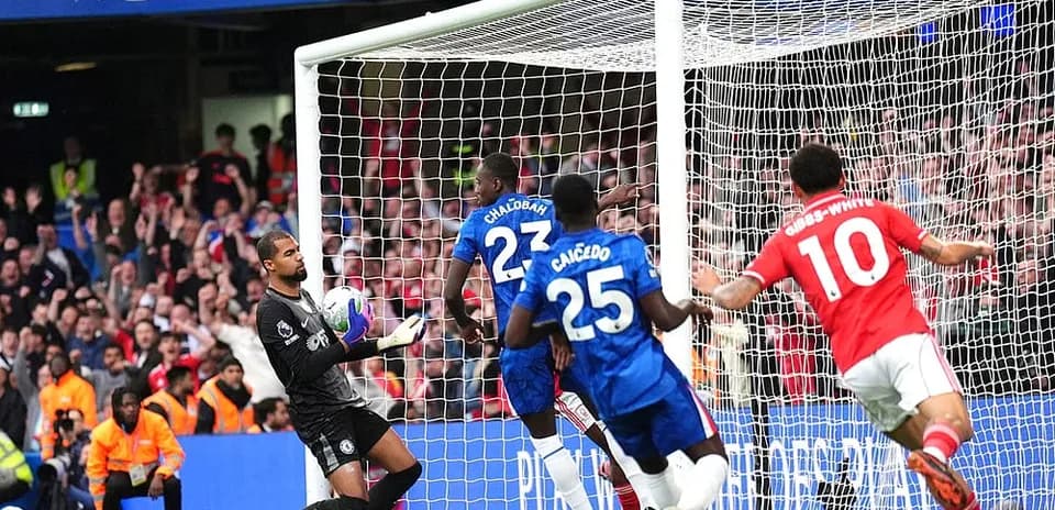 Çelsi qapısına hücum edən Nottingham Forest oyunçusu