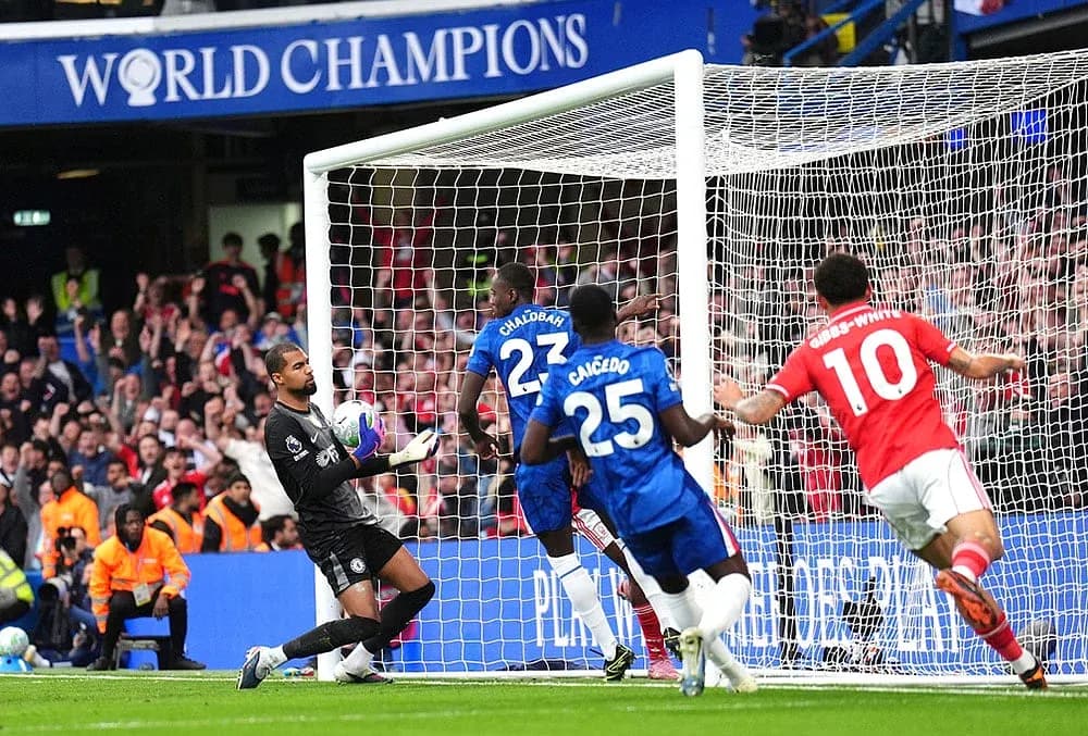 Çelsi qapısına hücum edən Nottingham Forest oyunçusu