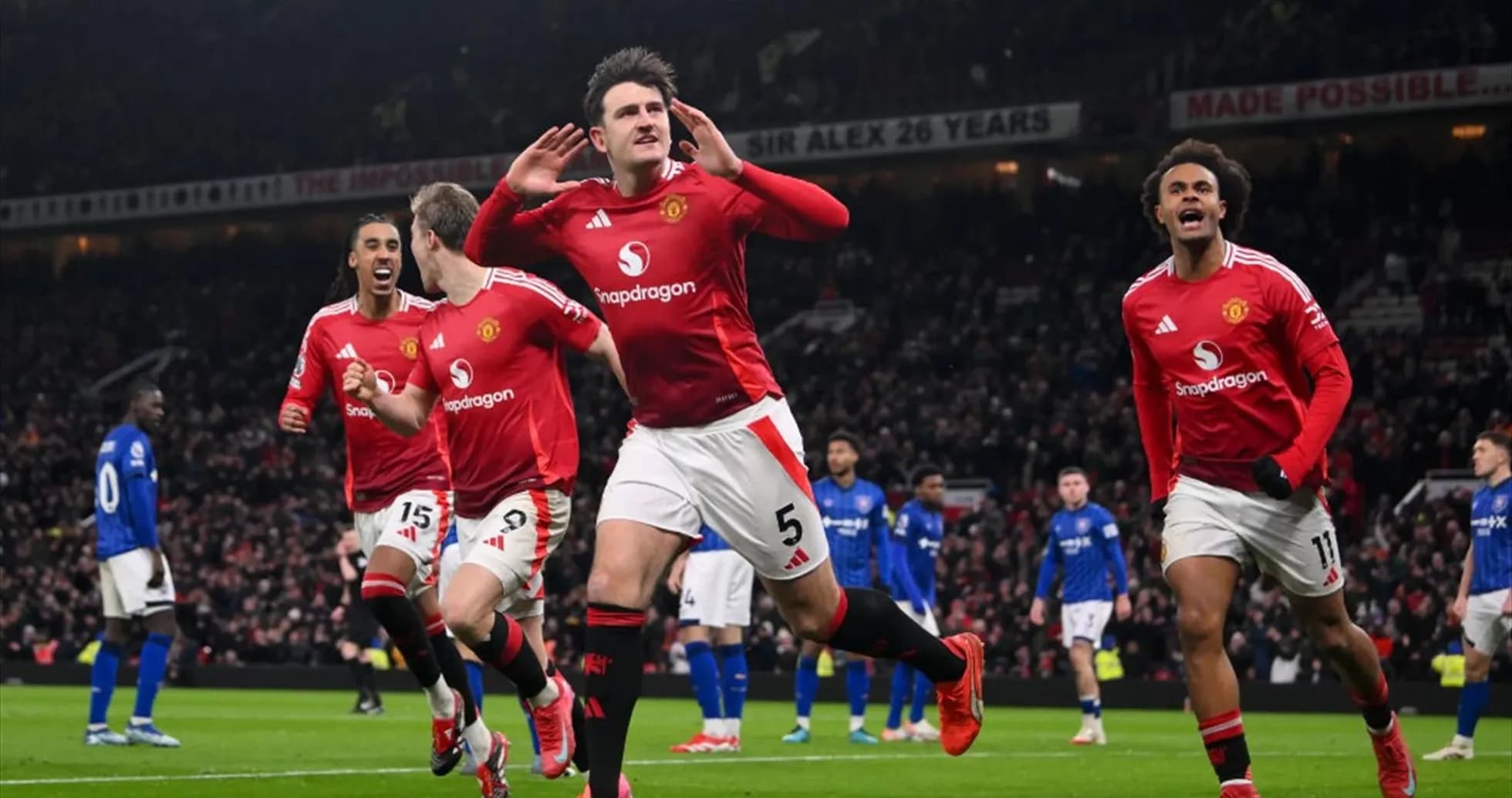 Manchester United oyunçuları qol sevinci yaşayır