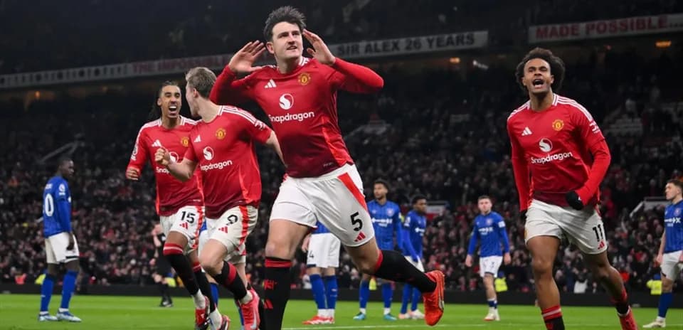 Manchester United oyunçuları qol sevinci yaşayır