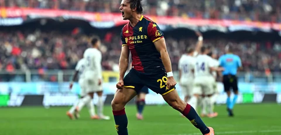 Genoa futbolçusu sevinir