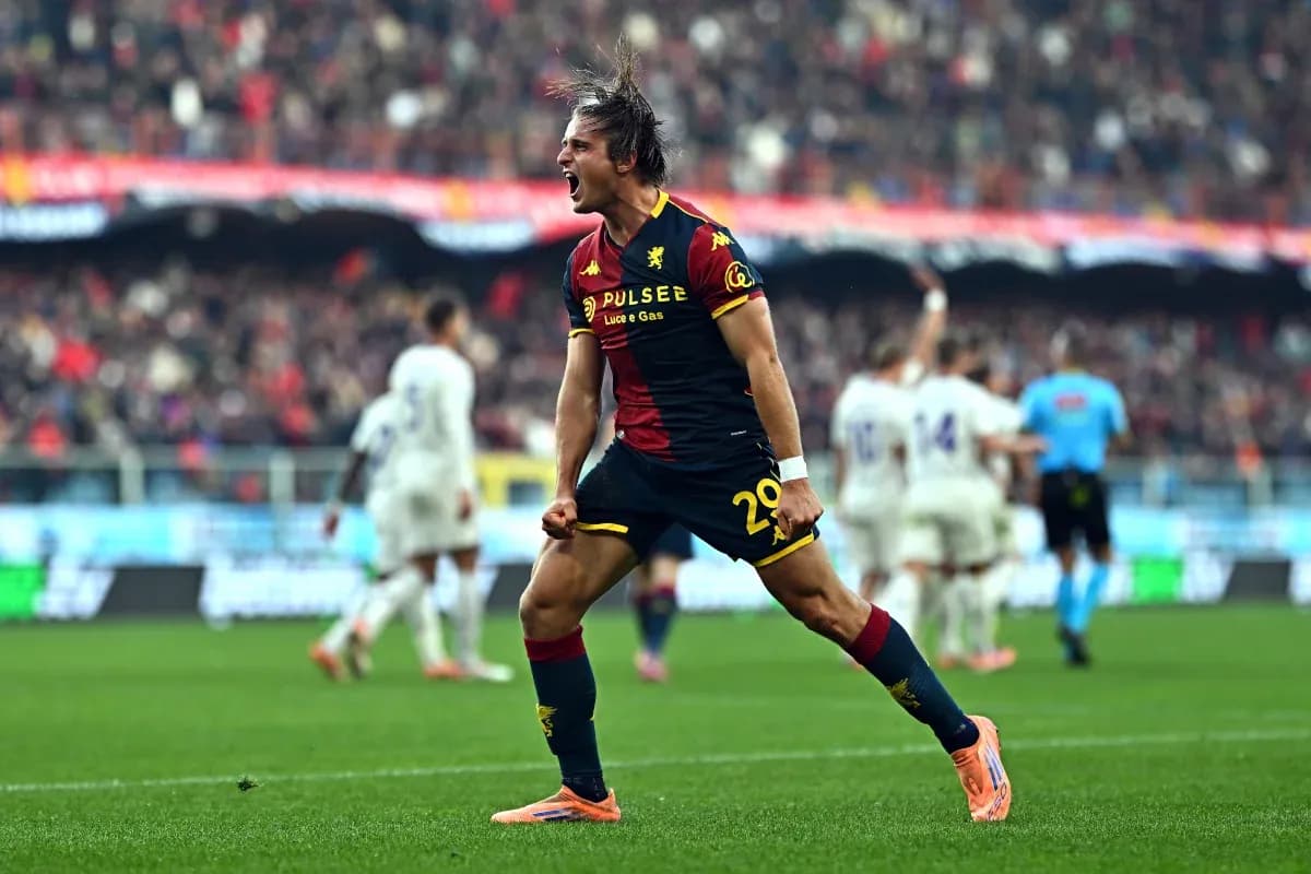Genoa futbolçusu sevinir