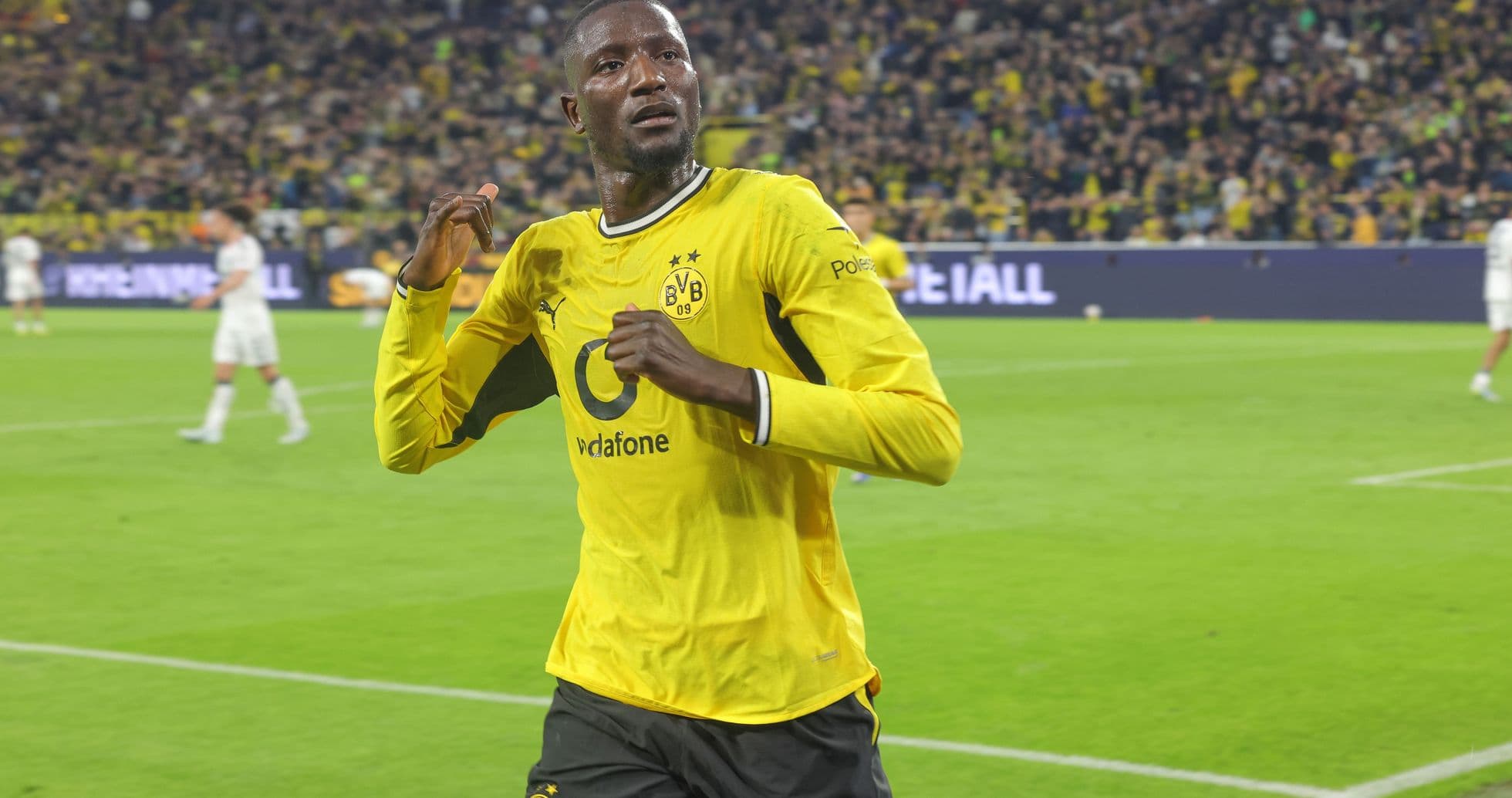 Futbolçu Dortmundun sarı forma ilə qolu qeyd edir