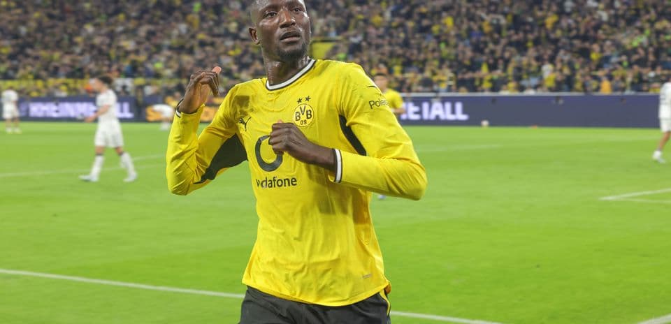 Futbolçu Dortmundun sarı forma ilə qolu qeyd edir