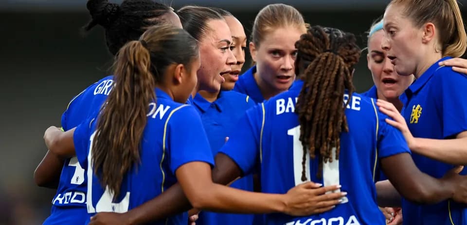 Chelsea W komandası bir yerdə toplaşıb