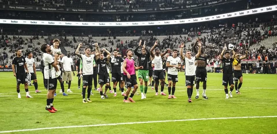Beşiktaş futbolçuları qələbəni qeyd edir