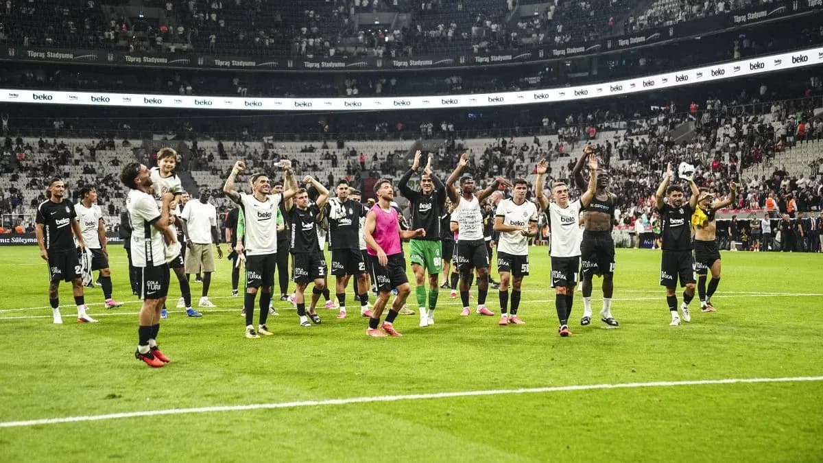 Beşiktaş futbolçuları qələbəni qeyd edir