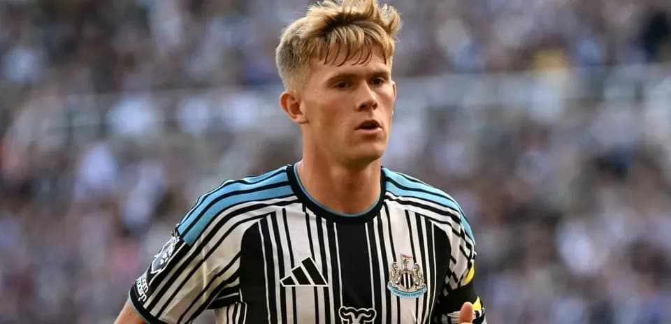 Futbolçu Newcastle United formasında meydanda yürüyür