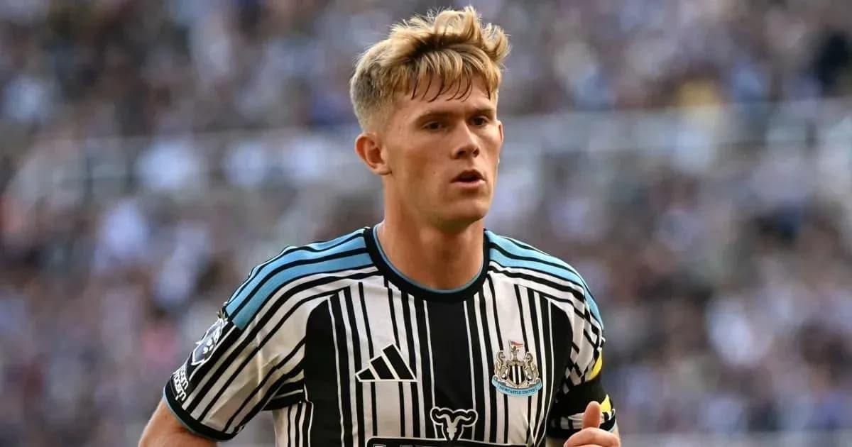 Futbolçu Newcastle United formasında meydanda yürüyür