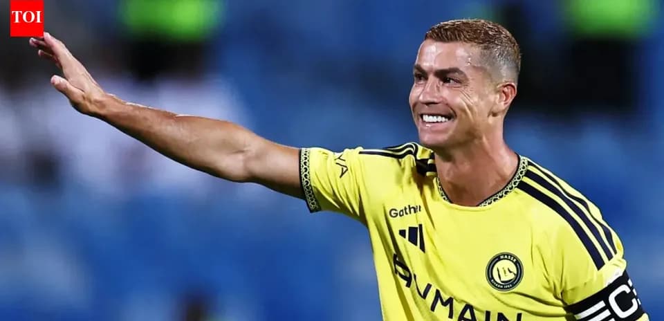 Futbolçu əlləriylə sağa əl çırpır