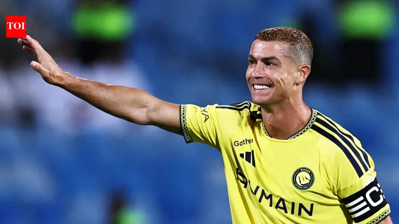 Futbolçu əlləriylə sağa əl çırpır