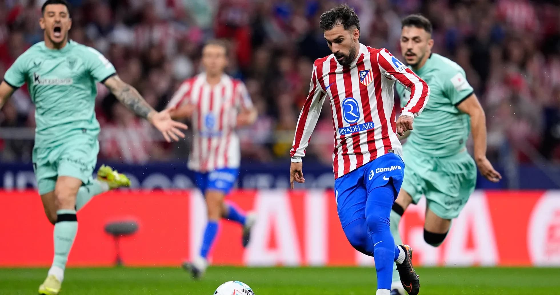 Atletiko Madrid oyunçusu topu irəliləyir