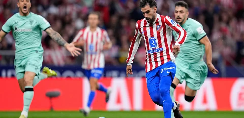 Atletiko Madrid oyunçusu topu irəliləyir
