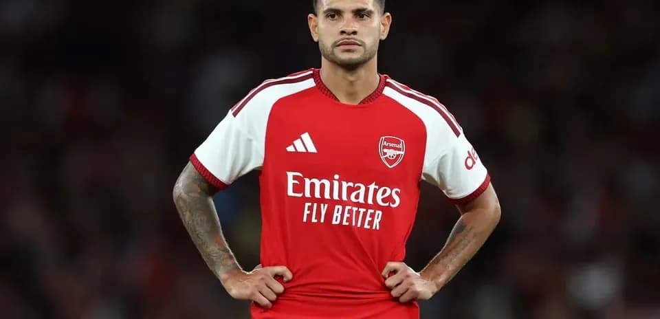 Futbolçu Arsenal formasında meydanda dayanır