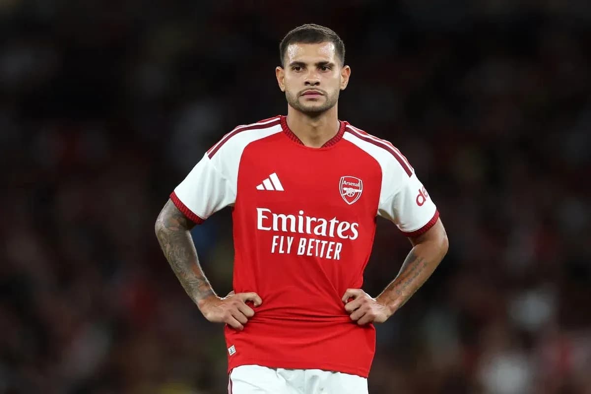 Futbolçu Arsenal formasında meydanda dayanır