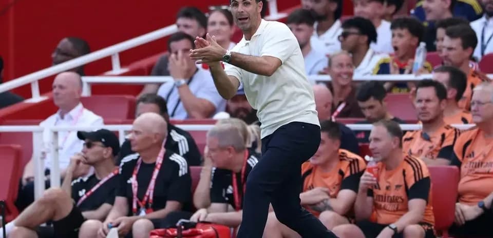 Mikel Arteta coaching from the sidelines during match