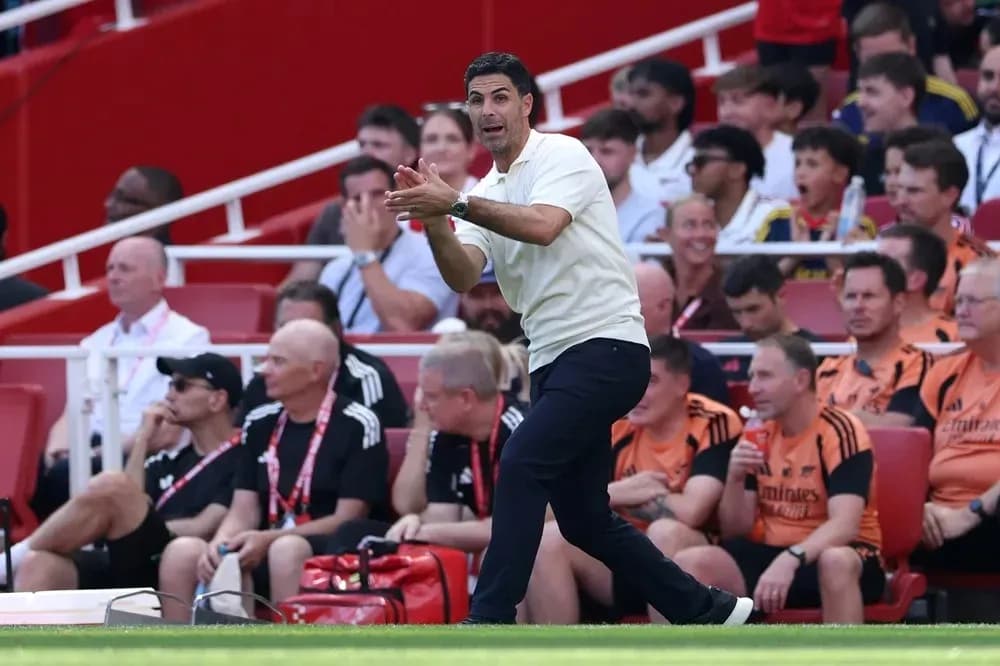 Mikel Arteta coaching from the sidelines during match