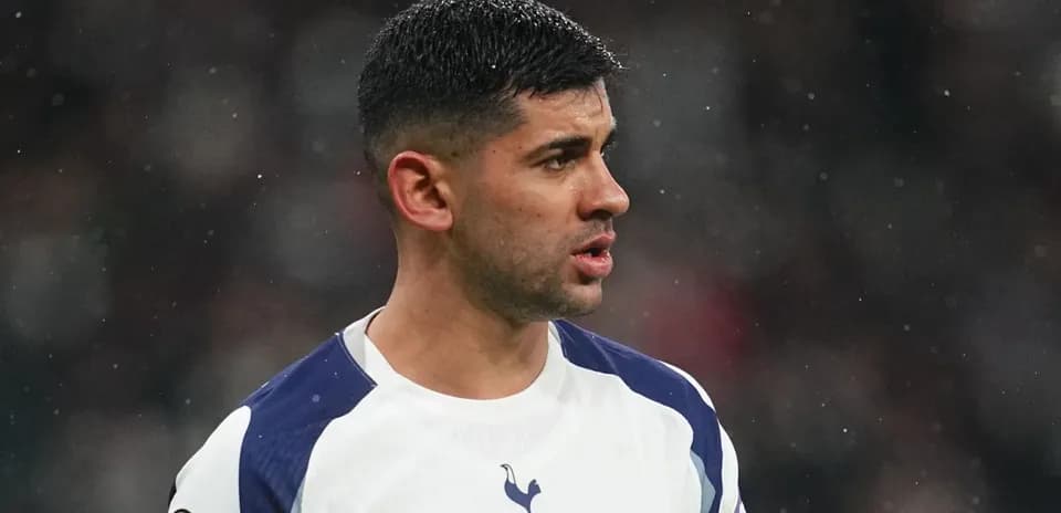 Futbolçu Tottenham formasında oyunçu sahədə