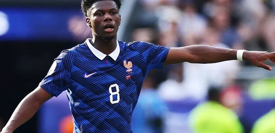 Futbolçu oyun zamanı komandaya istiqamət göstərir