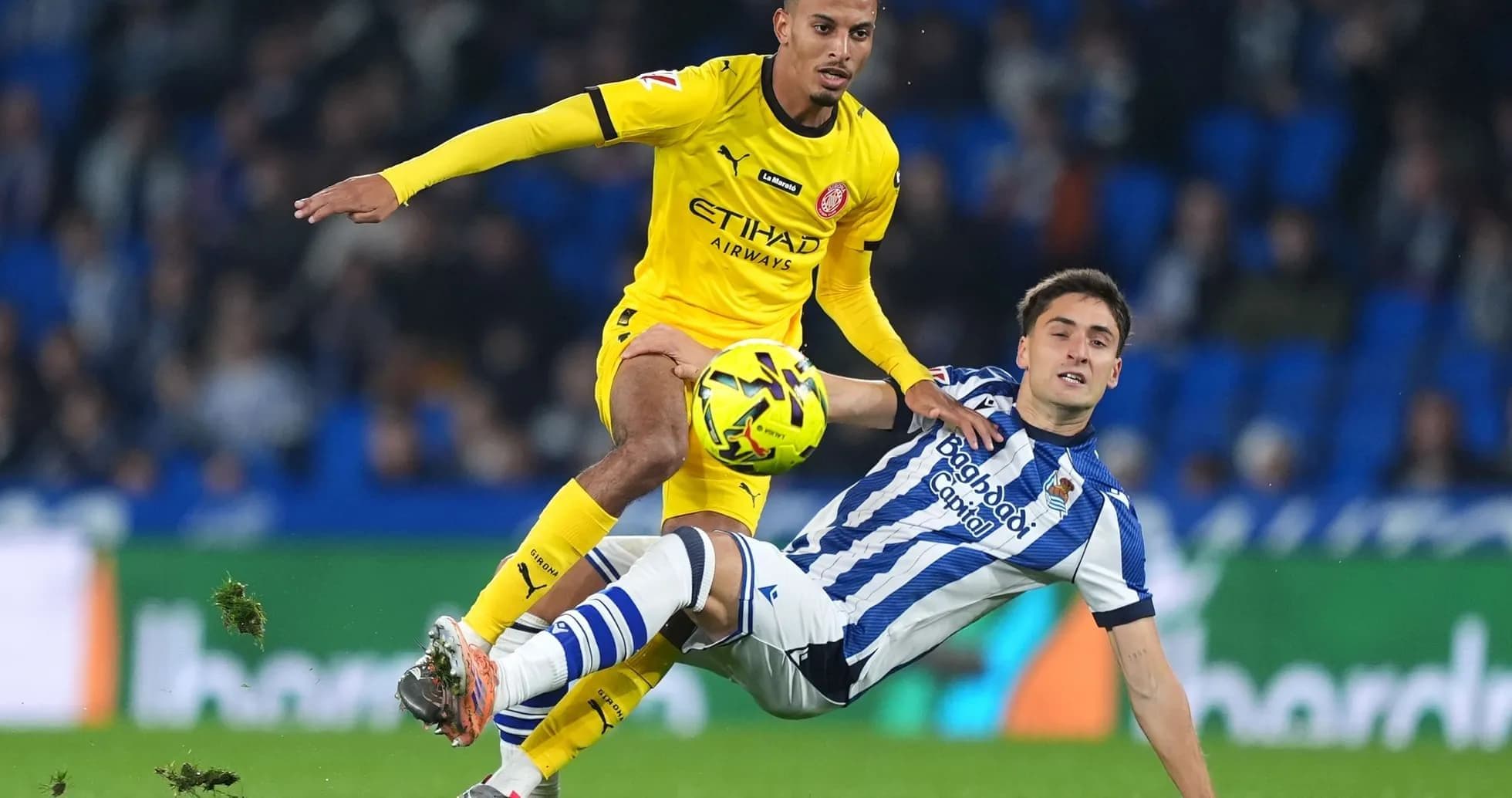 Girona və Real Sosyedad oyunçuları mübarizə aparır